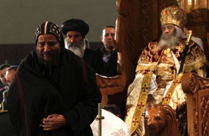 Un cristiano copto llora tras rendir homenaje al fallecido papa Shenuda III, engalanado con sus mejores ropas y sentado en su trono en El Cairo.