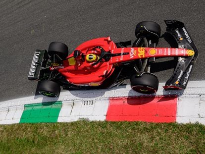 Charles Leclerc conduce su Ferrari en la primera sesión de práctica en Monza.