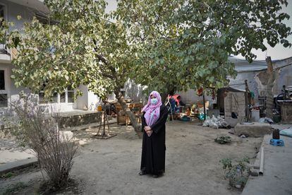 Zahra Farahmand sobre el terreno en el que han enterrado esculturas suyas y de su padre tras la llegada de los talibanes