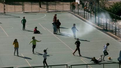 Niños jugando en el patio de un colegio en Madrid, el pasado 15 de febrero.
