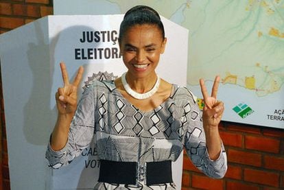La candidata a la presidencia de Brasil por el Partido Verde, Marina Silva, después de votar el domingo en Río Branco, en la Amazonia.