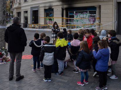 Alumnos de un colegio cercano que jugaban con frecuencia con los niños fallecidos durante un minuto de silencio, en Barcelona.