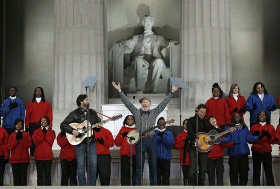 Seeger y su nieto Tao (izquierda), con Springsteen en el concierto inaugural de la presidencia de Obama (Lincoln Memorial, 2009).