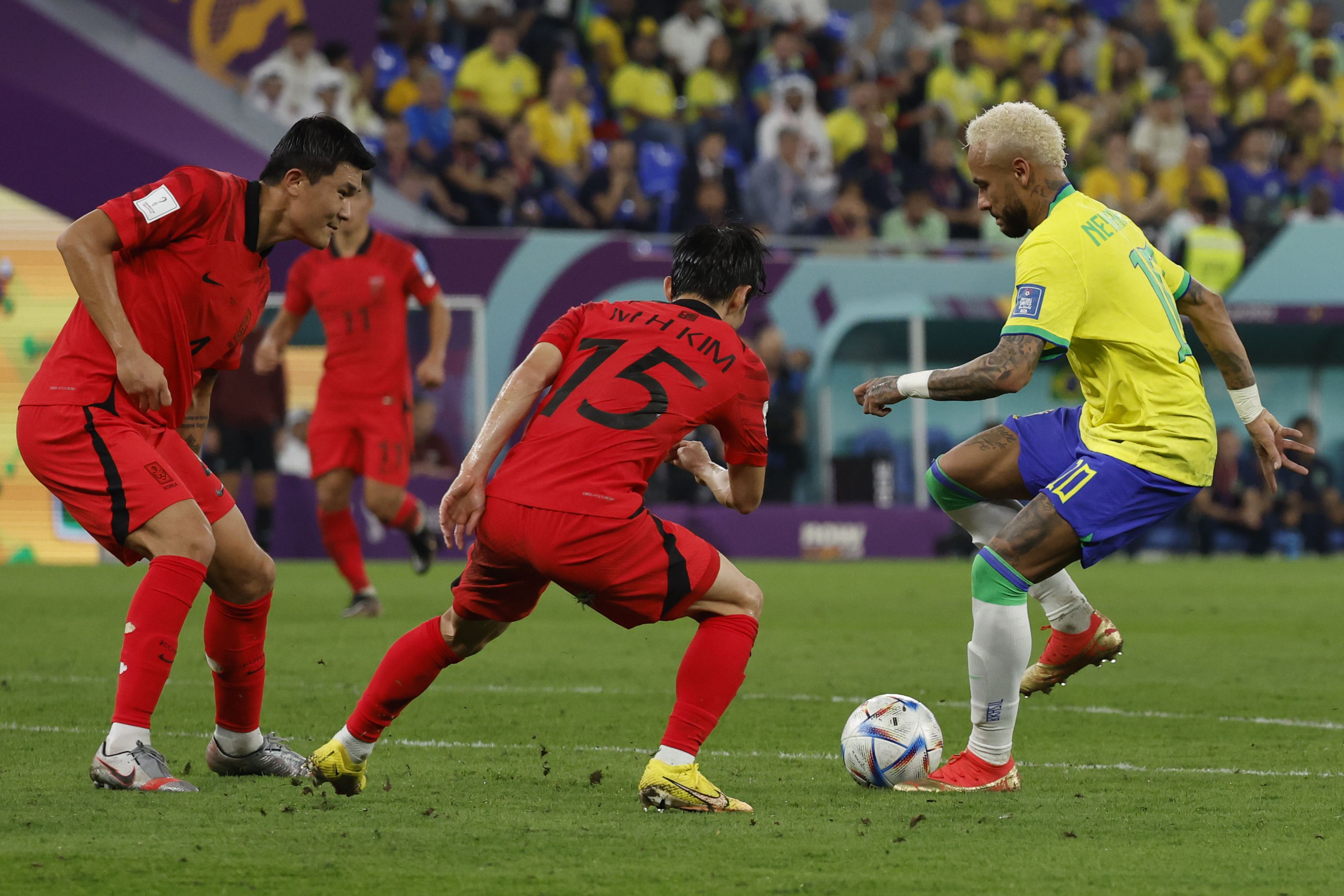Neymar controla el balón ante dos defensores.