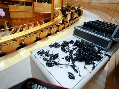 Los auriculares que utilizan los senadores para escuchar las traducciones, en una imagen de 2011.