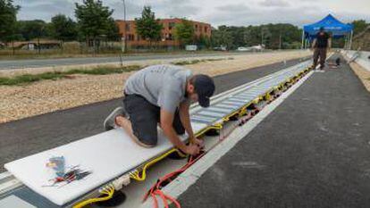 Instalación del sistema de carga dinámica por inducción para coches eléctricos.