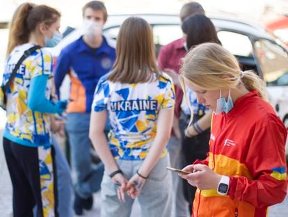 Jóvenes deportistas ucranios en El Tiemblo (Ávila) acogidos por una familia del pueblo y con apoyo del municipio.