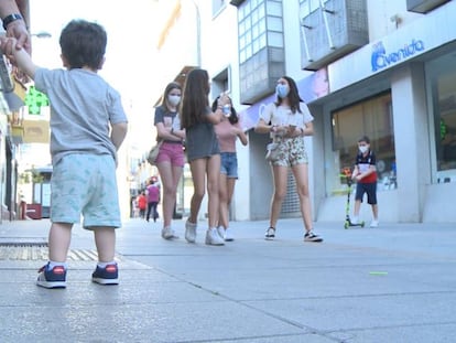 Niños paseando por Mérida en su nuevo horario. 