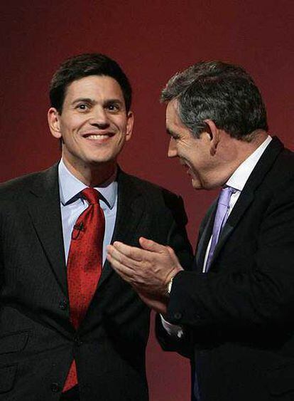 David Miliband (izquierda) y Gordon Brown en septiembre de 2007.