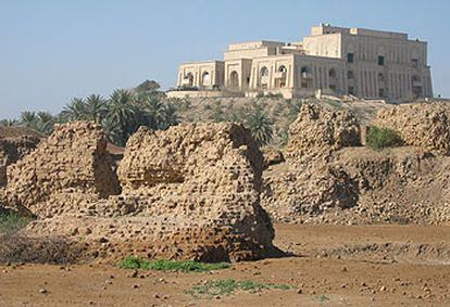 Las recién excavadas ruinas del Palacio del Norte junto a la suntuosa residencia de Sadam Husein en la zona.