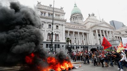 Manifestantes queman neumáticos frente al Congreso, este jueves en Buenos Aires.