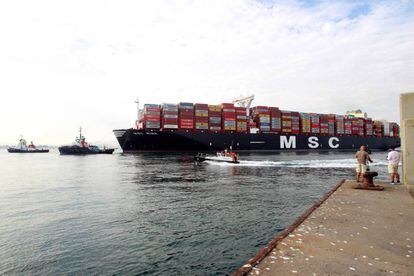 El MSC Mina, el mayor portacontenedores del mundo, a su llegada al puerto de Algeciras.