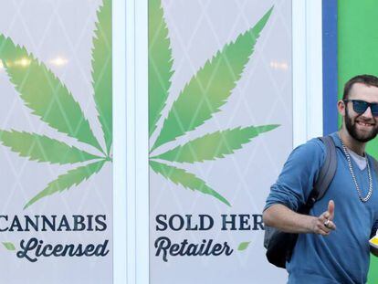 Un consumidor sale de una de las nuevas tiendas de marihuana en Canad&aacute;.