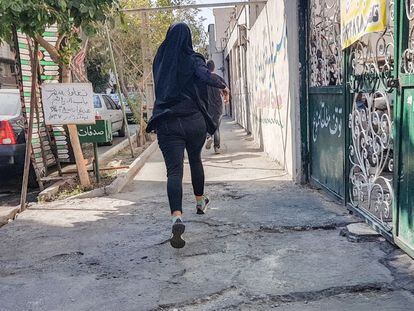Una mujer huye de la policía durante las protestas por la muerte de Mahsa Amini, el sábado en Teherán.