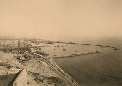 Vista de las obras del puerto marítimo de Barcelona en 1896.