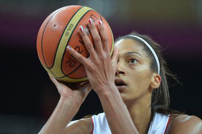 A pesar de que las baloncestistas no suelen ser precisamente las más glamurosas en el deporte,la francesa Emmeline Ndongue demuestra hasta qué punto prendió la moda de las manicuras por países en los Juegos.