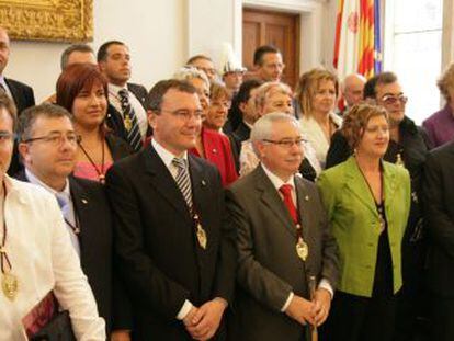 Foto de familia del equipo de gobierno de Reus y de la oposición en el anterior mandato. En primer plano, el exalcalde Lluis Miquel Pérez, tercero por derecha, junto a Carles Pellicer, actual primer edil y entonces jefe de la oposición.