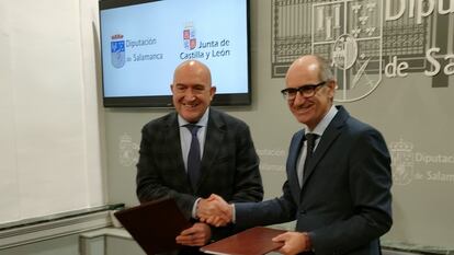Francisco Javier Iglesias (derecha), junto al consejero de la Presidencia de Castilla y León, Jesús Carnero, en La Salina (Salmanca) este martes.