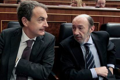 Zapatero charla con Rubalcaba durante la sesión de control al Gobierno.