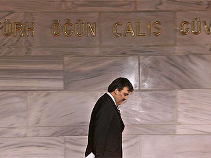 El primer ministro turco, Abdalá Gül, ayer, en la entrada de su oficina en Ankara.