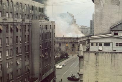 El Palacio de La Moneda en llamas por los bombardeos militares contra el Gobierno de Salvador Allende el 11 de septiembre de 1973.