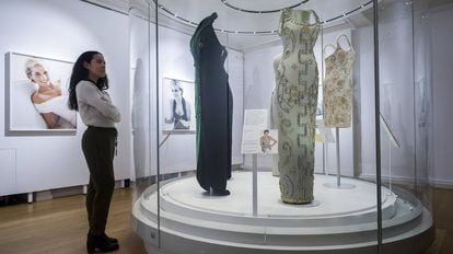 Una de las salas de la exposición 'Diana: Her Fashion Story', en el palacio de Kensington, en Londres, en 2017.