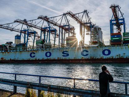 El barco contenedor chino 'Cosco Pride', el miércoles en el puerto de Hamburgo.