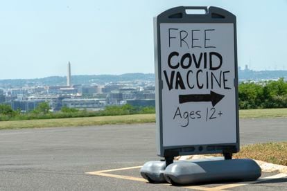 Póster en Washington que anima a los estadounidenses a vacunarse, en una imagen de mayo. 