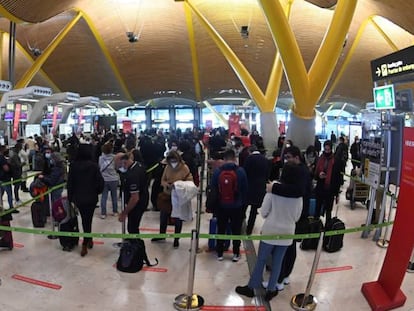 Viajeros en la terminal 4 de Madrid-Barajas.