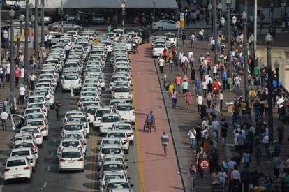 Taxistas paran viaduto del Té para protestar contra Uber.