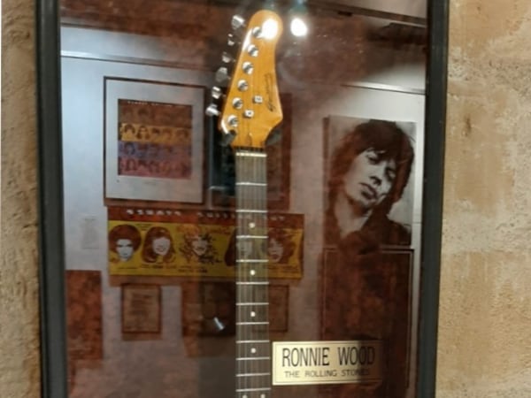 Guitarra firmada por Ron Wood.