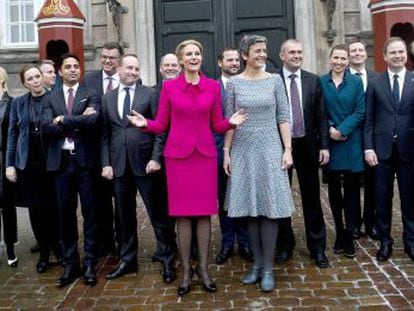 La primera ministra danesa, HelleThorning-Schmidt (c), presenta su nuevo Gobierno este lunes en Copenhague.