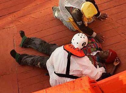 Uno de los inmigrantes llegados ayer a Tenerife es atendido tras su rescate.