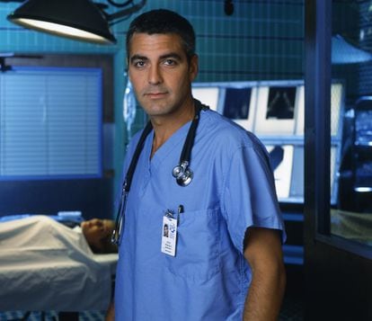 El papel que le hizo saltar a la fama tanto en EE UU como en el resto del mundo fue el del cirujano Doug Ross de la serie ‘Urgencias’, en la que participó entre 1994 y 1999 en más de 100 episodios (aquí, en una foto de la cuarta temporada, en el año 2000). El equipo se volvió a juntar, aunque telemáticamente, el pasado mes de abril y de forma benéfica. En esa reunión, Clooney contó que ellos sabían de la trascendencia de la serie que estaban haciendo y de la suerte que tenían por ser parte de ella. “En aquel momento todos pensamos: ‘Guau, esto es una locura y sabemos lo afortunados que somos”.