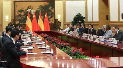 Rajoy (centre) i la seva delegació, en una trobada bilateral a Pequín, ahir.