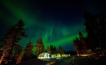 Aurora boreal sobre los iglús del hotel Kakslauttanen, en Saariselkä, en la Laponia finlandesa.