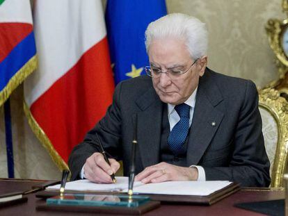 Sergio Mattarella, firmando el decreto por el cual se disuelven las c&aacute;maras del Senado y del Congreso de Diputados de Italia, en Roma, Italia.