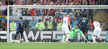 Antoine Griezmann marca el segundo gol de Francia de penalti. 