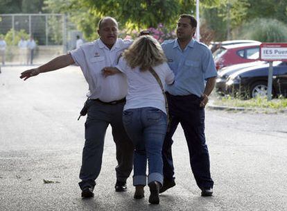 La madre de Sandra Palo intenta acercarse al centro de menores Renasco, en Madrid, de donde salió El Rafita en junio de 2007 tras pasar recluido cuatro años.