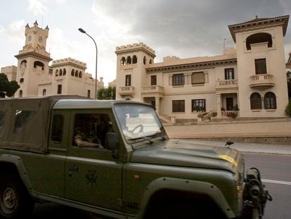 Vehículos militares circulan por el exterior del cuartel de El Bruc (Barcelona), en una imagen de archivo.