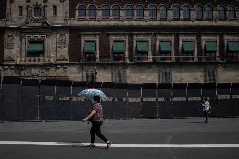 Una valla instalada frente al Palacio Nacional en preparación para la próxima manifestación del Día Internacional de la Mujer.