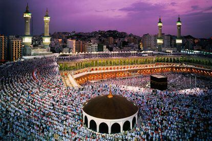 La mezquita de Al-Haram, en La Meca, es grande de verdad: llega a recibir hasta cuatro millones de fieles durante el 'haj', la gran peregrinación, quienes en el clímax de su andadura dan vueltas de forma hipnótica alrededor de la Kaaba, la estructura sagrada hacia la cual reza el mundo islámico.