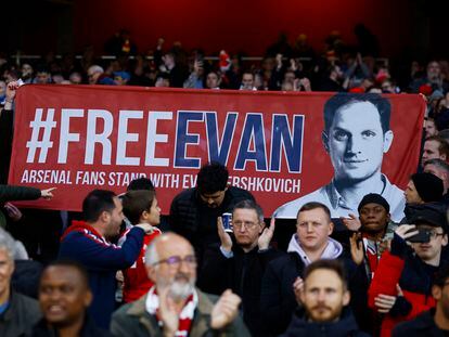 Pancarta pidiendom la liberación del periodista Evan Gershkovich en el estadio del Arsenal, el viernes.