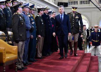 Macri avanza ante los jefes militares.