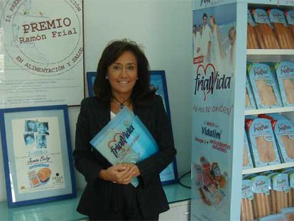 Paloma Frial, presidenta del grupo Frial, junto a los productos cárnicos que elabora la firma.