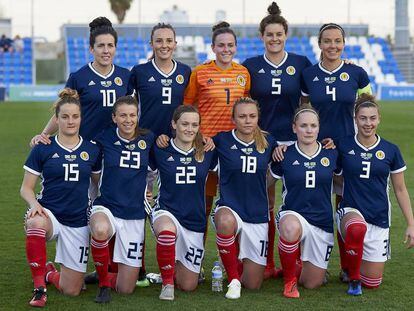 La selección escocesa de fútbol femenino, antes de iniciar un partido. 
 