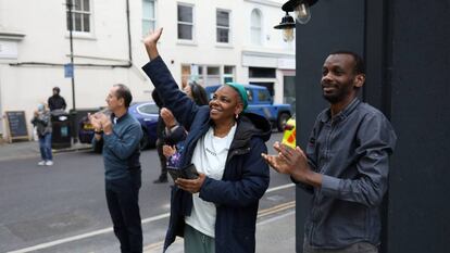 Un grupo de ciudadanos londinenses aplauden al personal sanitario del hospital Chelsea & Westminster por su labor en la lucha contra la covid-19 el 4 de junio de 2020.