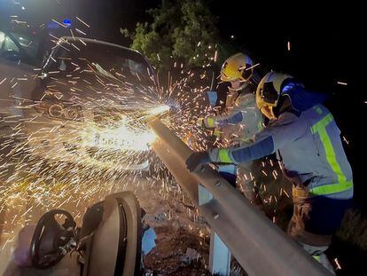 Los bomberos trabajan en el accidente en el que falleció un joven de Arbeca en una salida de vía en la C-233 a su paso por Les Borges, el sábado. / BOMBERS