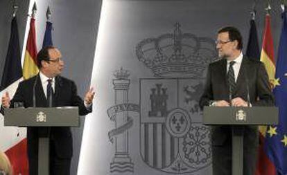 El presidente del Gobierno, Mariano Rajoy (d), y el presidente francés, François Hollande (i), durante la rueda de prensa que han ofrecido tras la XXIII Cumbre Hispano-Francesa que se ha celebrado hoy en el Palacio de La Moncloa, en Madrid.