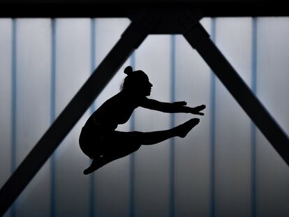 Una gimnasta irlandesa en el centro de entrenamiento de Dublin el pasado mes de junio.